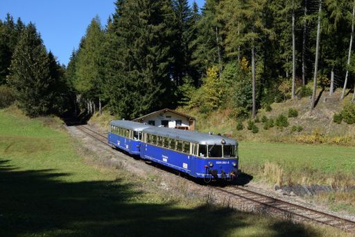 5081-Tandem quert eine der Schipisten der Schiarena Präbichl © Verein Erzbergbahn